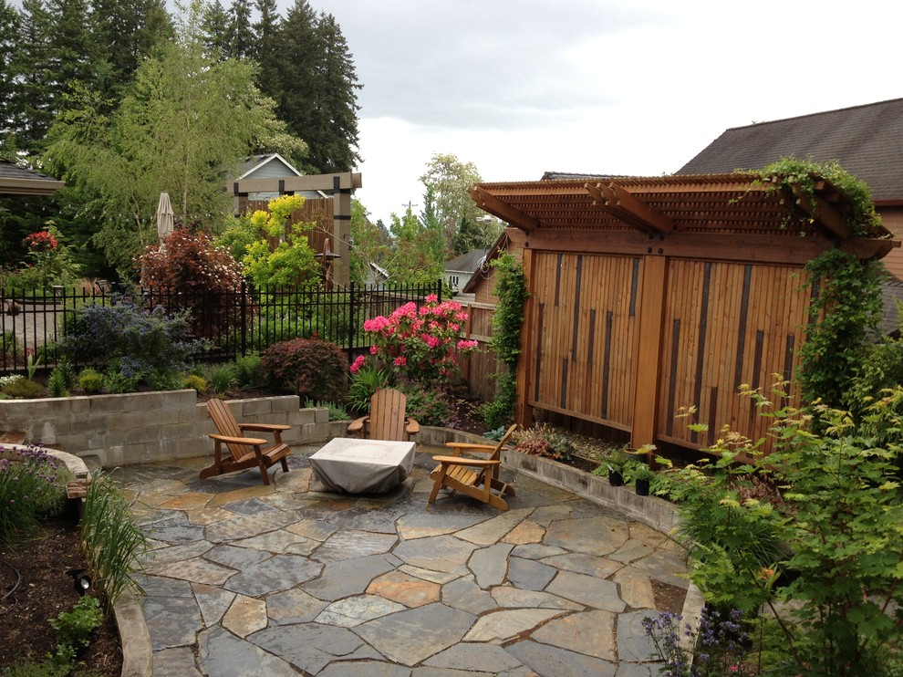 Foto de patio de estilo americano de tamaño medio en patio trasero con adoquines de piedra natural y huerto