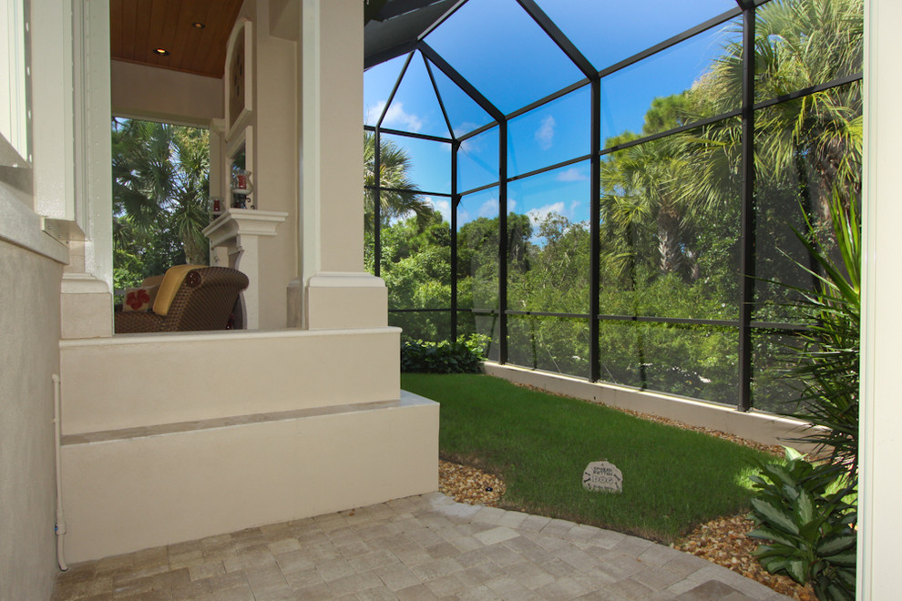 Foto di un patio o portico tropicale nel cortile laterale con pavimentazioni in mattoni
