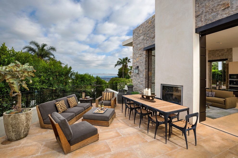 Exemple d'une grande terrasse arrière tendance avec une cuisine d'été, des pavés en pierre naturelle et aucune couverture.