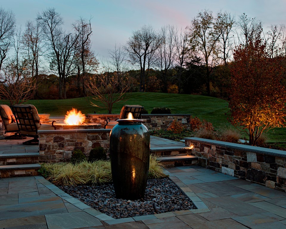 Geräumige Klassische Pergola hinter dem Haus mit Feuerstelle und Natursteinplatten in Philadelphia