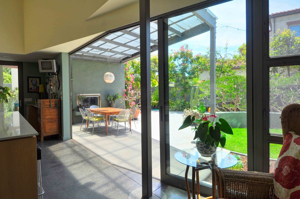 Mittelgroße Moderne Pergola hinter dem Haus mit Betonboden in San Diego
