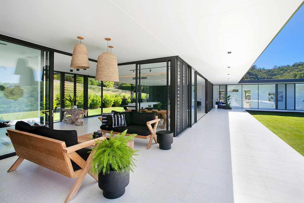 Пример оригинального дизайна: двор в стиле модернизм с мощением тротуарной плиткой и навесом
