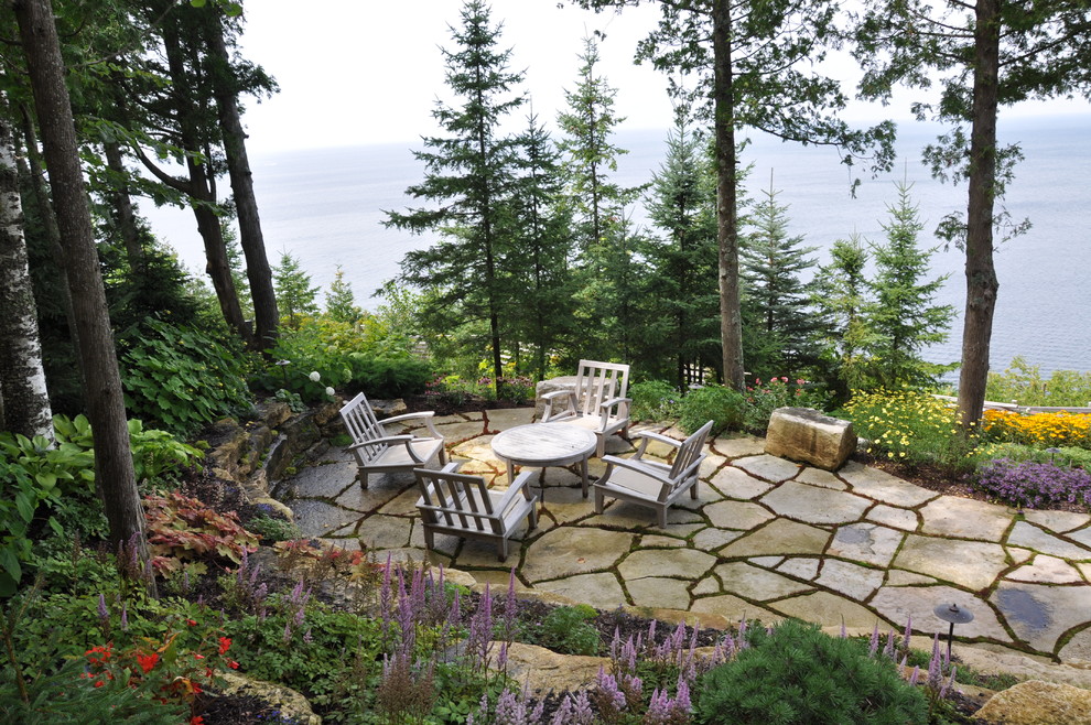Inspiration pour une terrasse marine avec des pavés en pierre naturelle et aucune couverture.