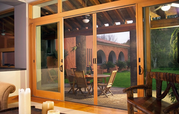 Источник вдохновения для домашнего уюта: двор среднего размера на внутреннем дворе в средиземноморском стиле с мощением клинкерной брусчаткой и навесом