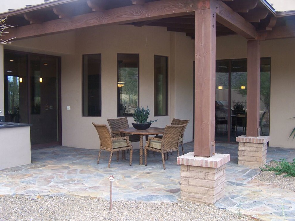 Foto de patio de estilo americano de tamaño medio en patio trasero y anexo de casas con adoquines de piedra natural