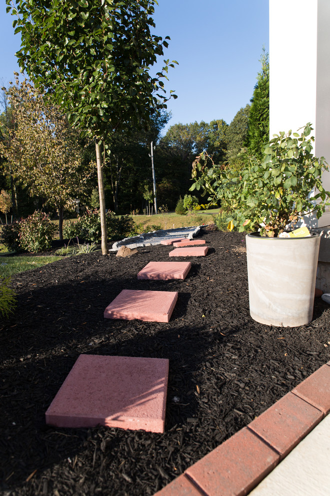 Стильный дизайн: маленький двор на заднем дворе в восточном стиле с мощением тротуарной плиткой без защиты от солнца для на участке и в саду - последний тренд