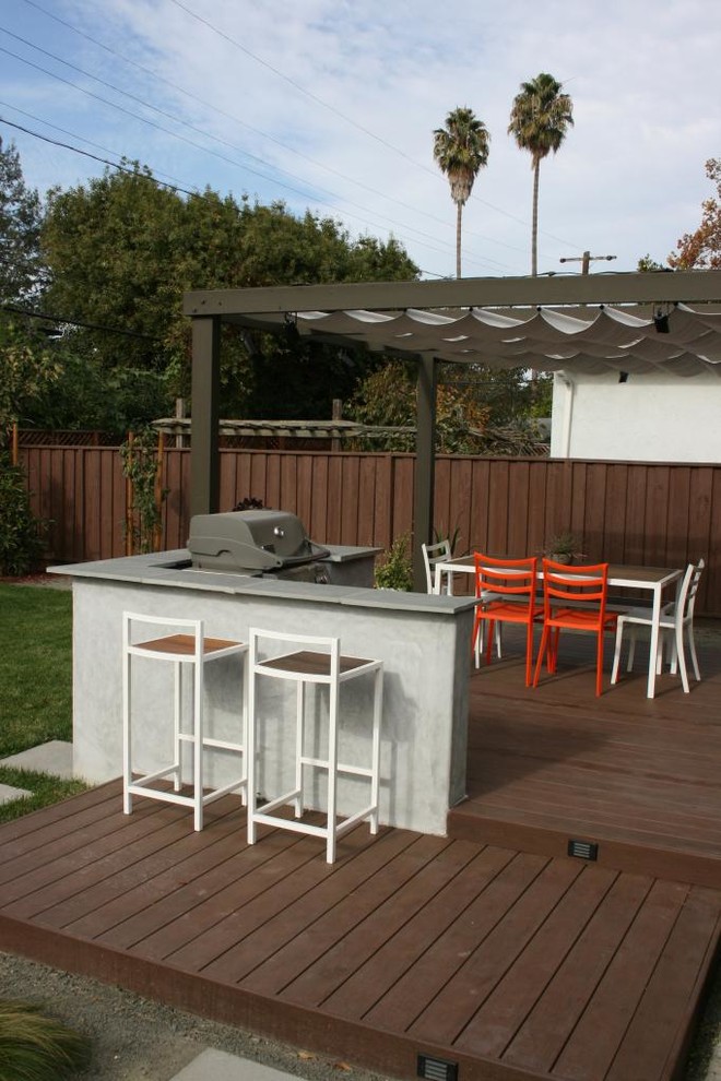 Cette photo montre une terrasse en bois arrière moderne.