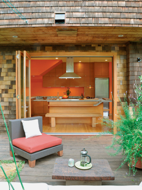 Modelo de patio contemporáneo de tamaño medio sin cubierta en patio trasero con entablado