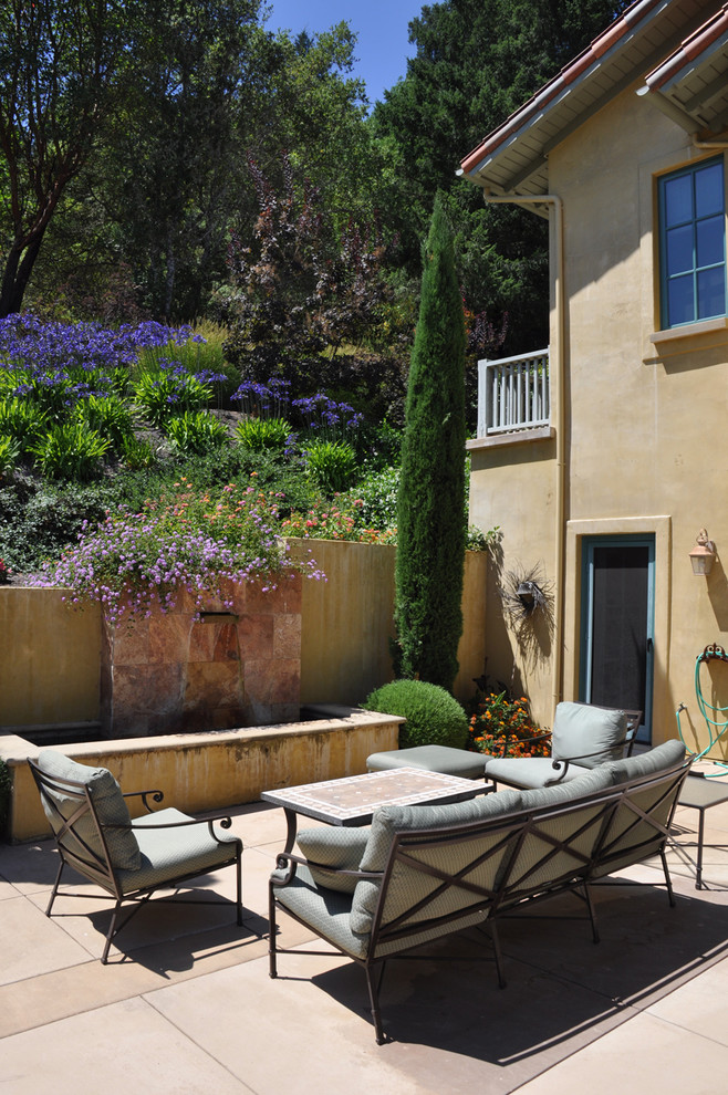 Foto de patio mediterráneo con fuente
