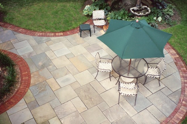 Dry Laid Patterned Bluestone Patio w Triple Brick Border - Traditional