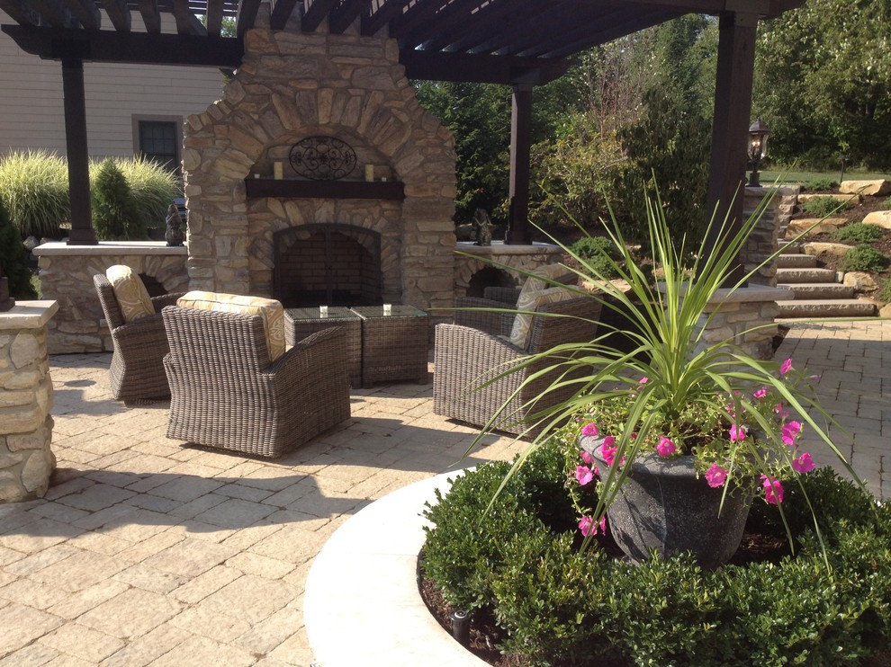 DTE Traditional Patio Cleveland by Down to Earth Landscaping