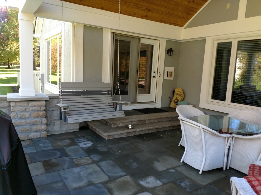 Источник вдохновения для домашнего уюта: большой двор на заднем дворе в стиле фьюжн с покрытием из каменной брусчатки и навесом