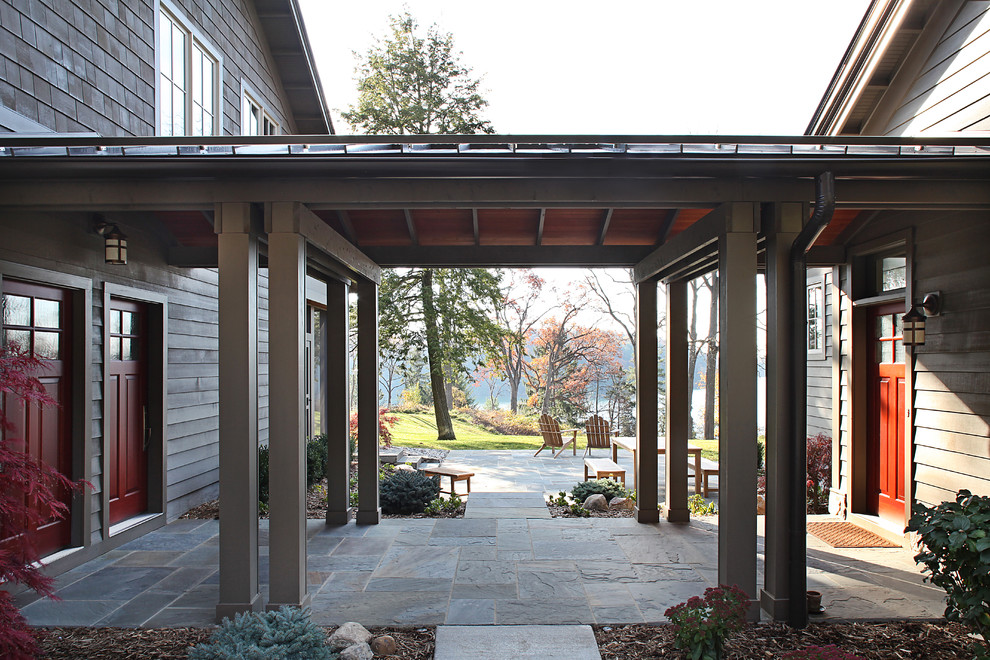 Immagine di un patio o portico classico con un tetto a sbalzo
