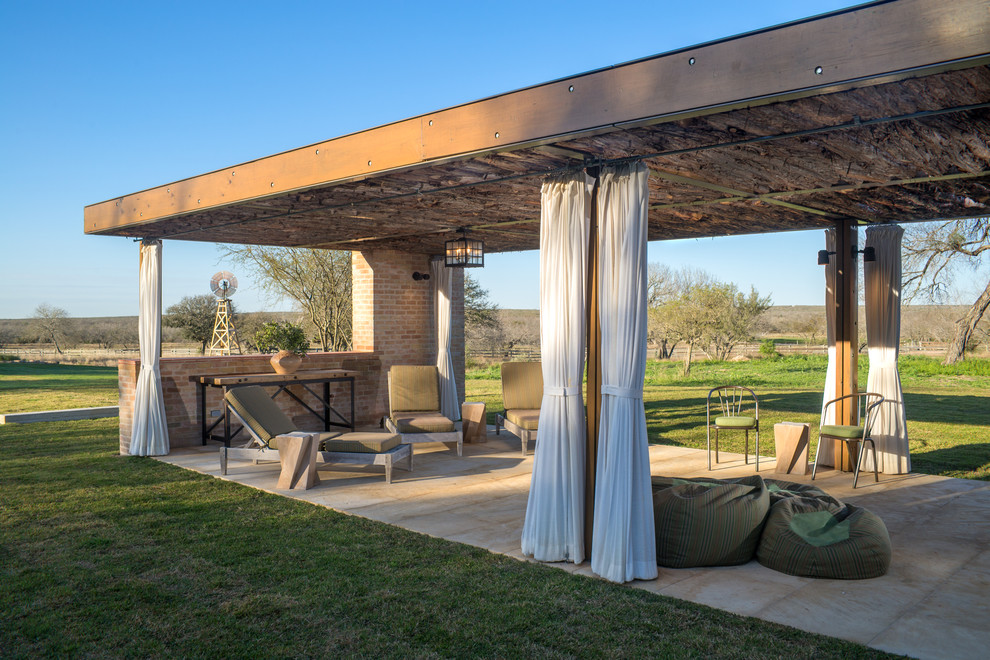 Cette image montre une terrasse design avec des pavés en pierre naturelle et un gazebo ou pavillon.