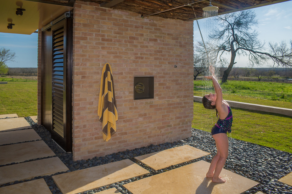 Идея дизайна: беседка во дворе частного дома в современном стиле с летним душем и покрытием из каменной брусчатки