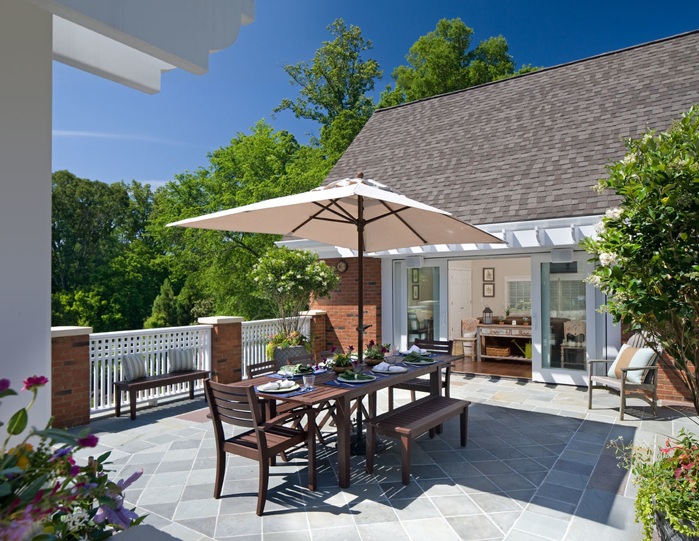Immagine di un patio o portico tradizionale di medie dimensioni e dietro casa con nessuna copertura e piastrelle