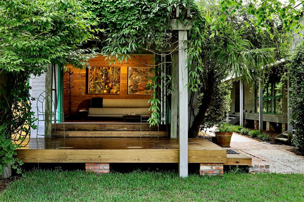Example of a small trendy patio design in Charleston