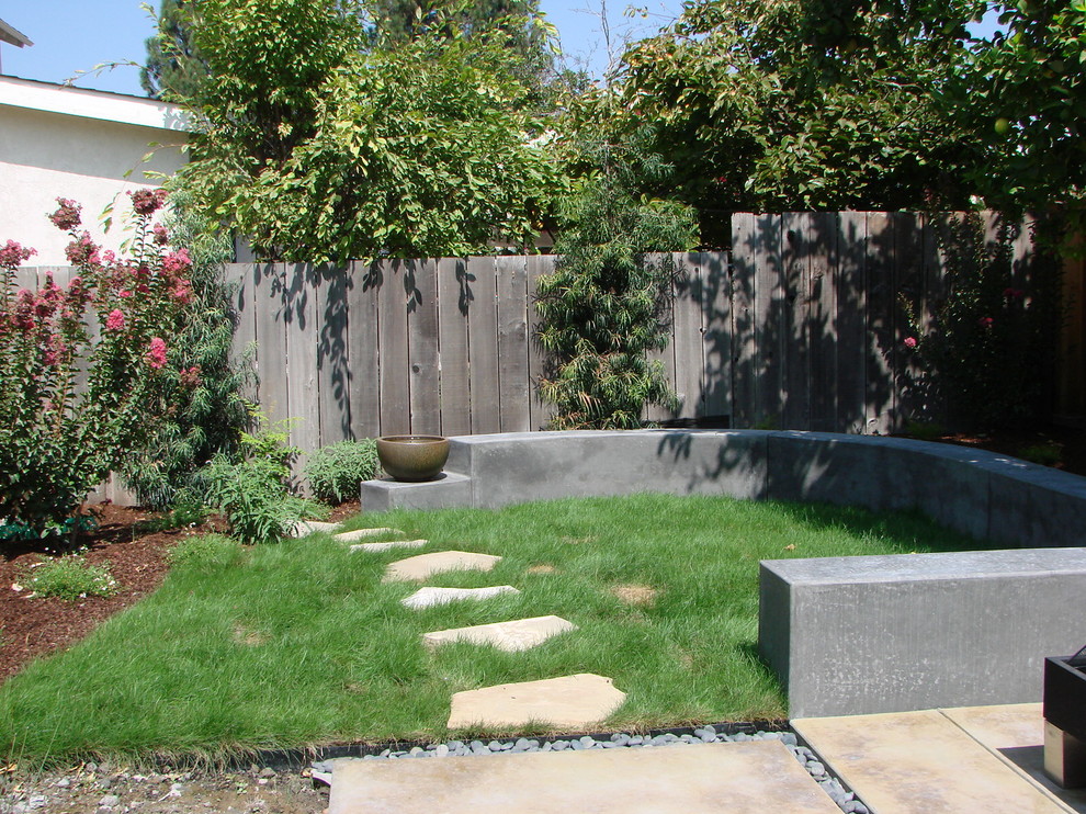 Foto di un giardino design di medie dimensioni e dietro casa con fontane