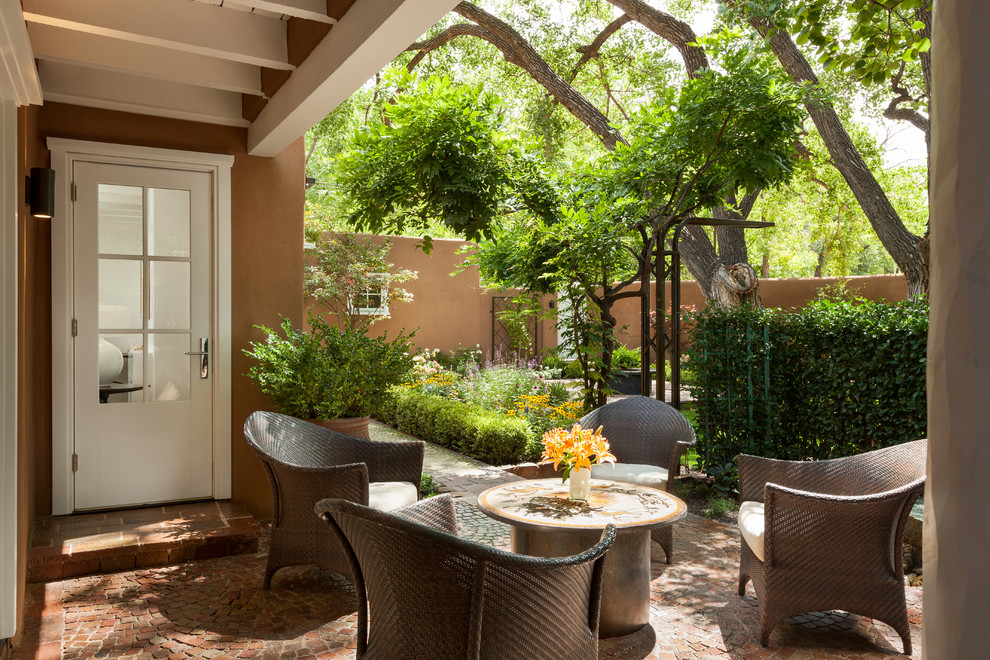 Patio - mid-sized traditional side yard gravel patio idea in Albuquerque with a pergola