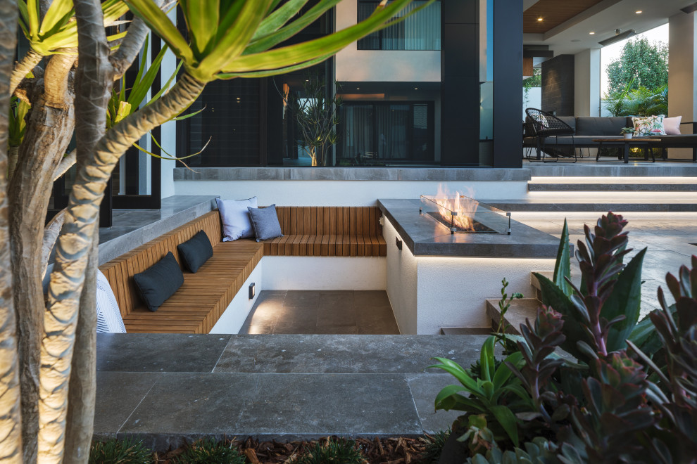Идея дизайна: маленький двор в современном стиле для на участке и в саду