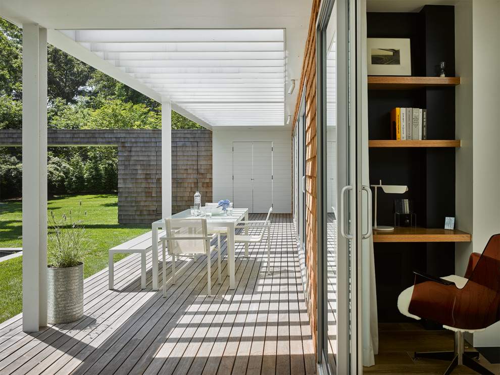 Idee per un patio o portico minimalista di medie dimensioni e dietro casa con pedane e una pergola