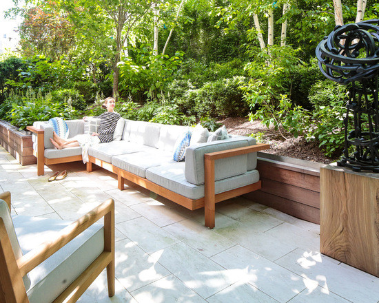 Foto de patio moderno de tamaño medio sin cubierta en patio con jardín vertical y adoquines de hormigón