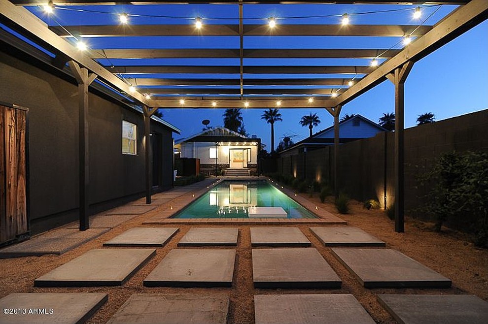 Imagen de patio moderno de tamaño medio en patio trasero con losas de hormigón y cenador