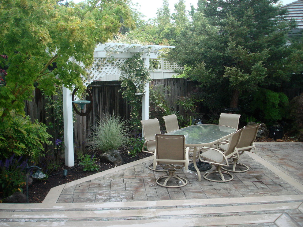 Ejemplo de patio clásico de tamaño medio sin cubierta en patio trasero