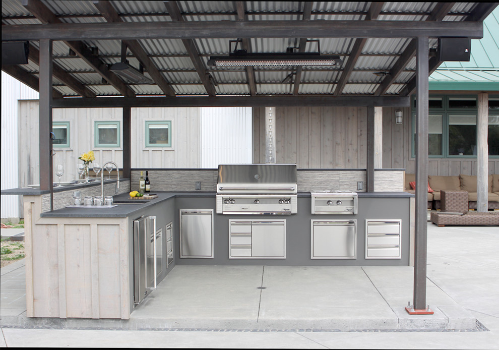 Idées déco pour une terrasse arrière contemporaine de taille moyenne avec une cuisine d'été, une dalle de béton et une pergola.
