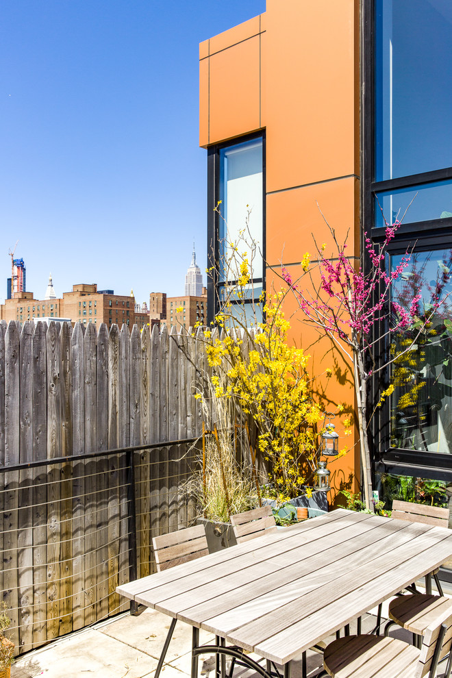 Стильный дизайн: маленький двор на заднем дворе в стиле модернизм с мощением тротуарной плиткой без защиты от солнца для на участке и в саду - последний тренд