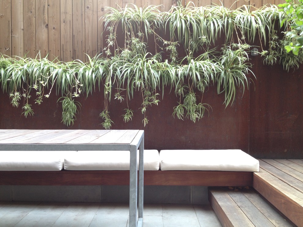 Example of a minimalist patio design in New York