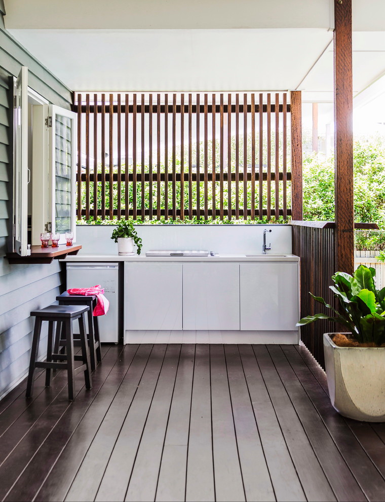 シドニーにある高級な広いコンテンポラリースタイルのおしゃれな裏庭のテラスの写真