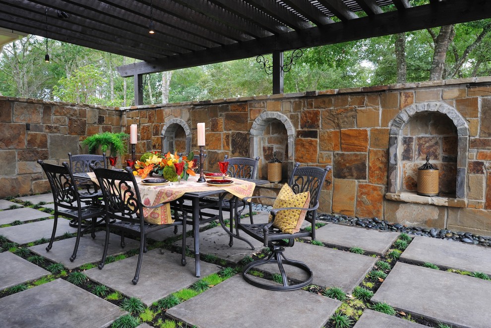 Foto de patio tradicional grande en patio lateral con adoquines de hormigón y pérgola