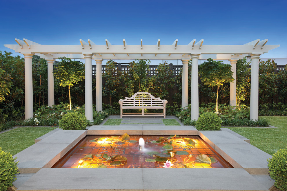 メルボルンにある中くらいなトラディショナルスタイルのおしゃれなテラス・中庭 (噴水、ガゼボ・カバナ) の写真