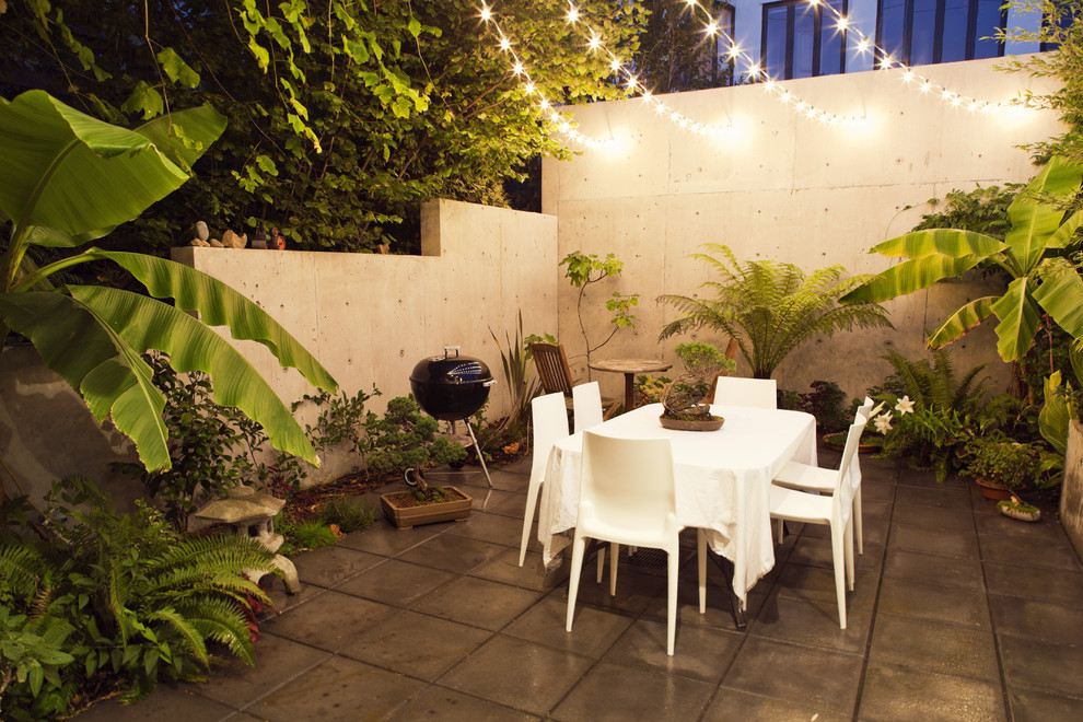 Patio - modern courtyard patio idea in Vancouver