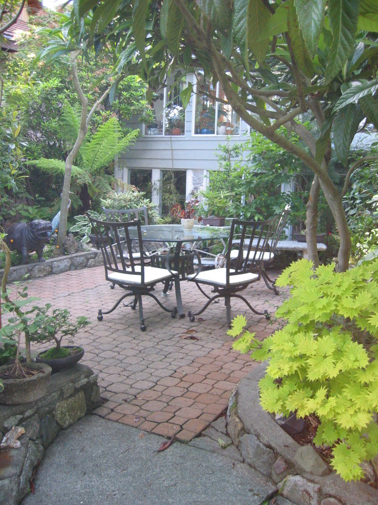 Esempio di un patio o portico eclettico