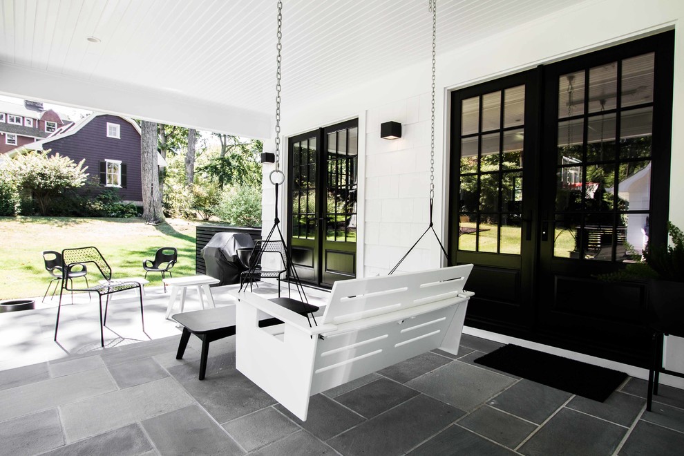 Пример оригинального дизайна: двор среднего размера на заднем дворе в стиле фьюжн с покрытием из декоративного бетона и навесом