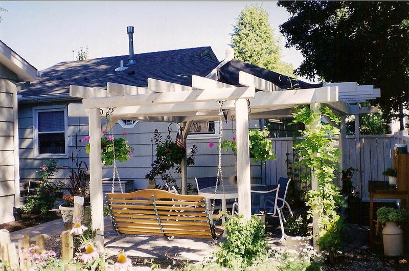 Foto de patio bohemio pequeño en patio lateral con adoquines de ladrillo y pérgola
