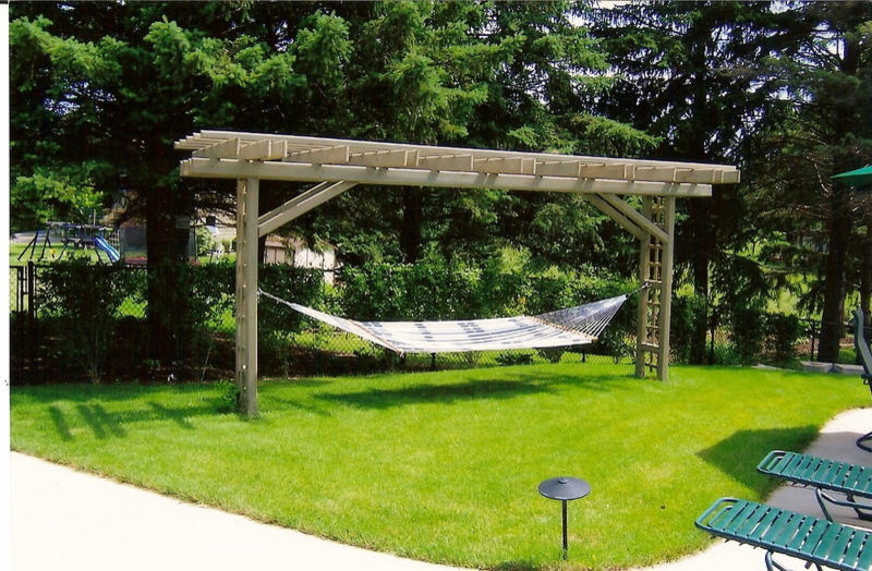 Diseño de patio ecléctico pequeño en patio trasero con adoquines de ladrillo y pérgola