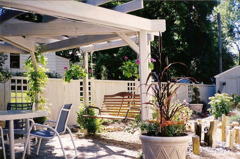 На фото: маленькая пергола во дворе частного дома на боковом дворе в стиле фьюжн с мощением клинкерной брусчаткой для на участке и в саду с