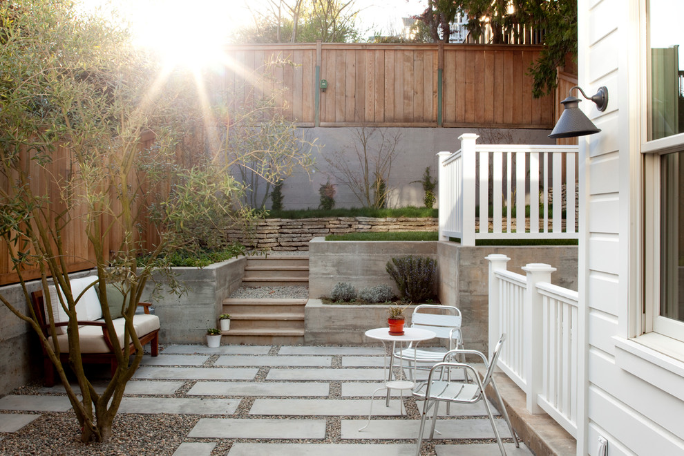 Esempio di un patio o portico minimal dietro casa