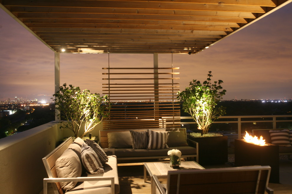 Cette image montre une terrasse en bois design de taille moyenne avec un foyer extérieur et un gazebo ou pavillon.