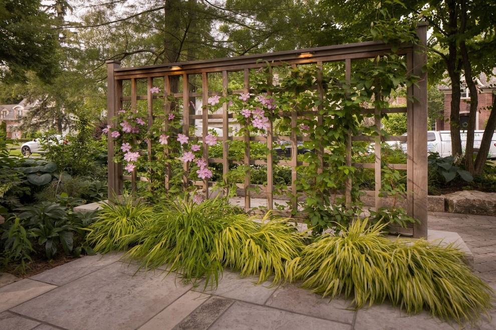 Mittelgroße Moderne Pergola hinter dem Haus mit Outdoor-Küche und Natursteinplatten in Toronto