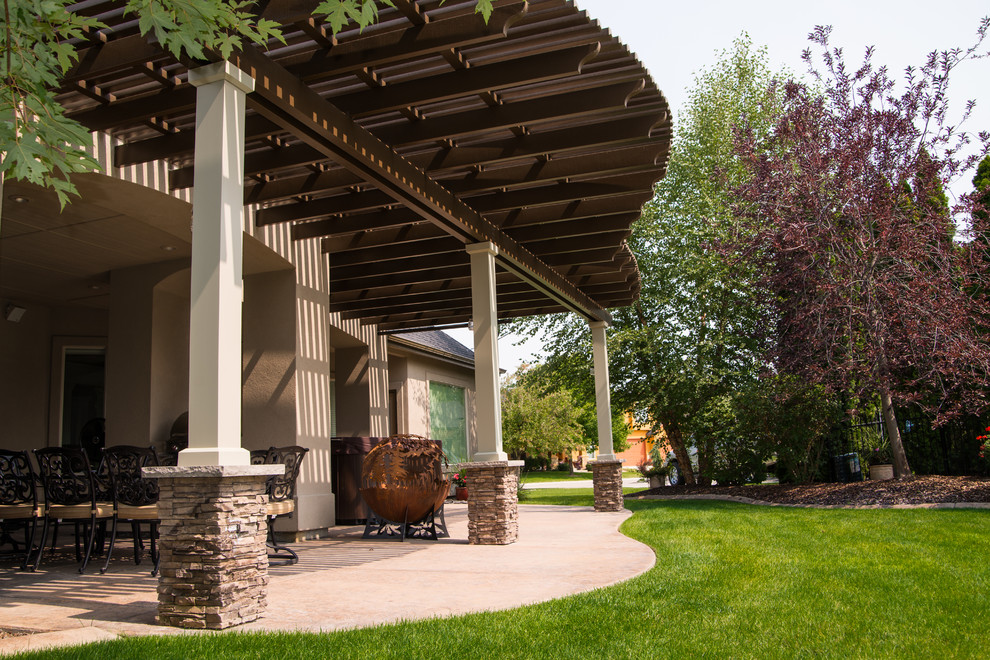 Esempio di un grande patio o portico moderno dietro casa con una pergola