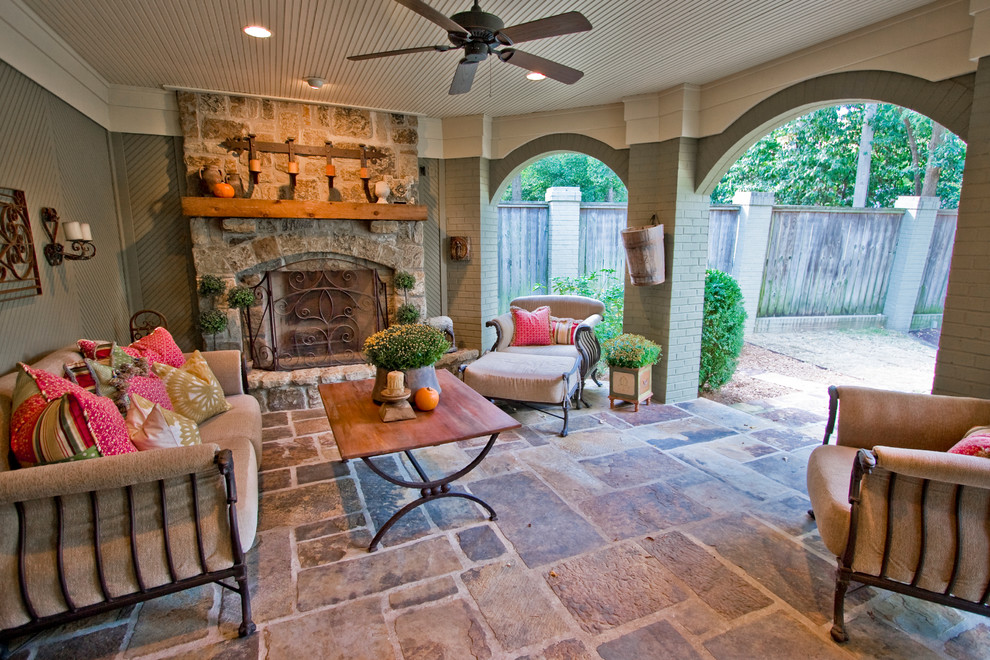 Example of a classic patio design in Little Rock