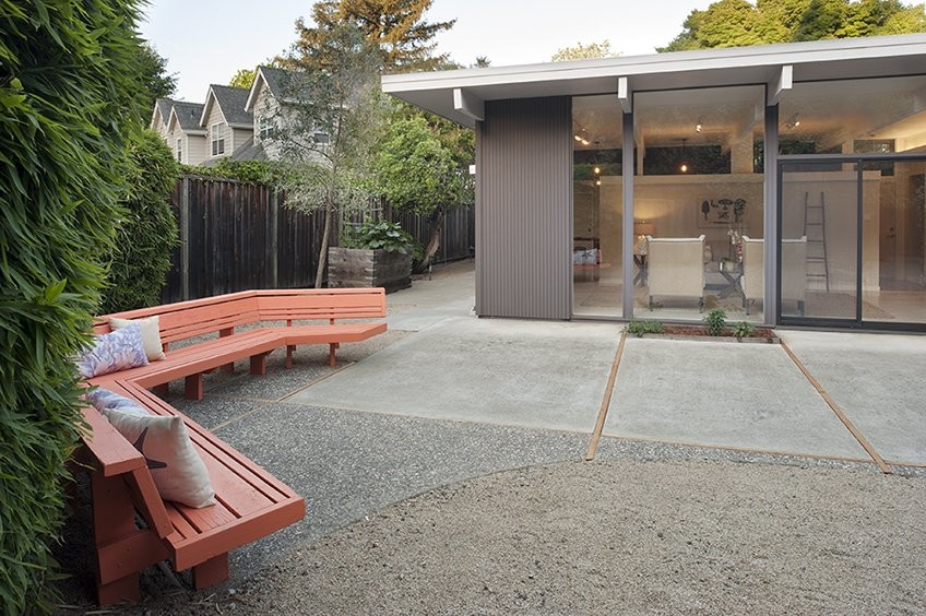 Diseño de patio vintage de tamaño medio sin cubierta en patio trasero con adoquines de hormigón