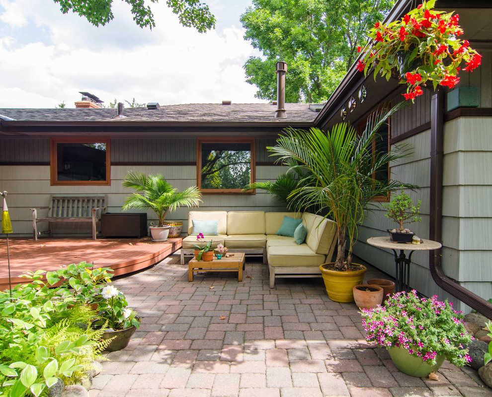 На фото: двор среднего размера на заднем дворе в морском стиле с мощением тротуарной плиткой без защиты от солнца