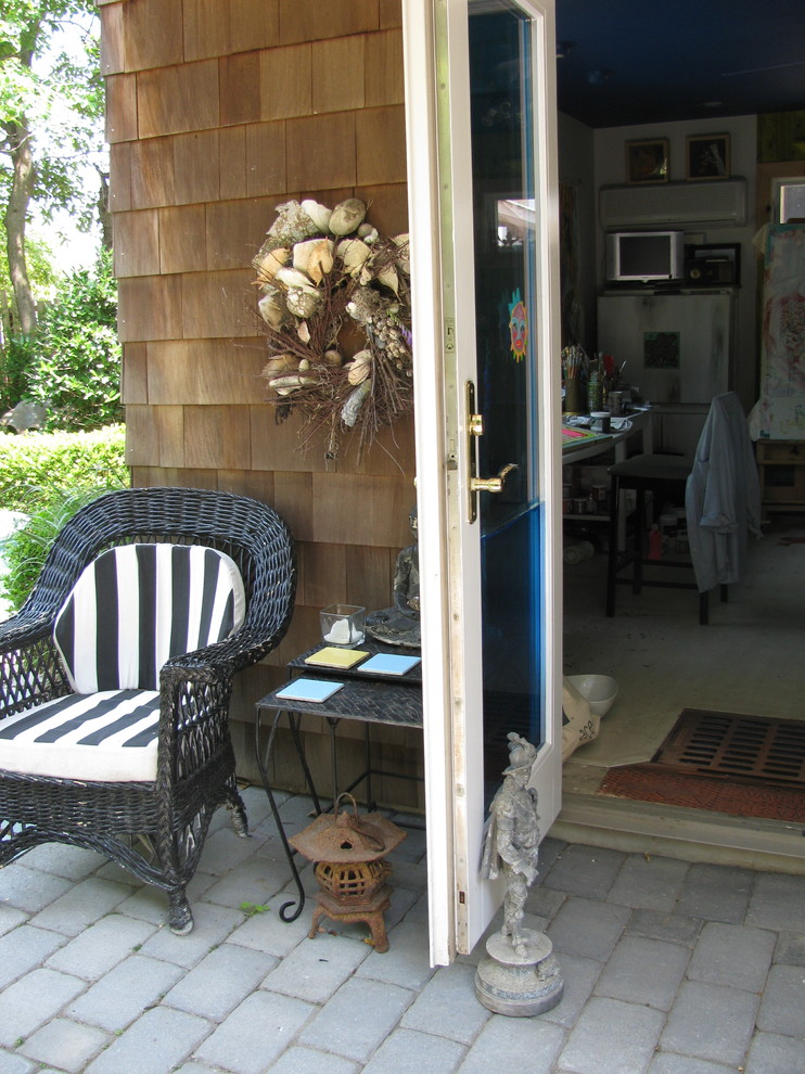 Esempio di un piccolo patio o portico bohémian dietro casa con un tetto a sbalzo