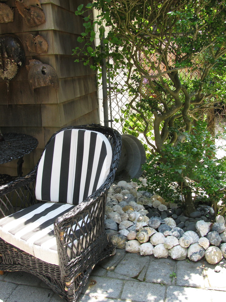 Immagine di un piccolo patio o portico classico dietro casa con un giardino in vaso, pavimentazioni in cemento e un tetto a sbalzo