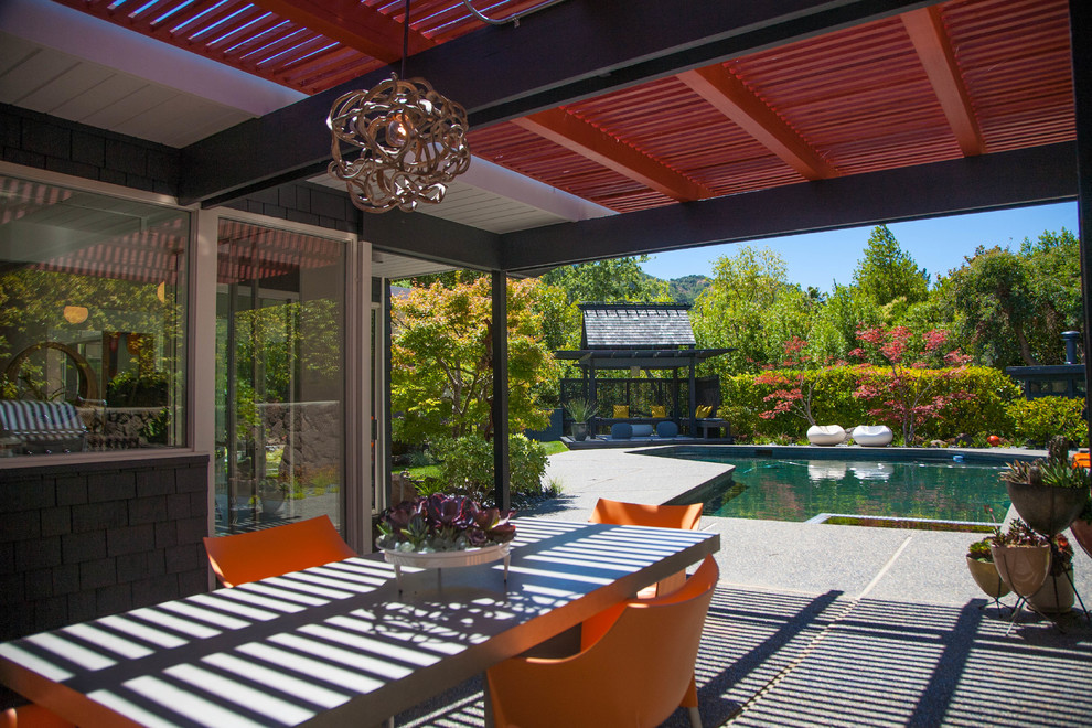 Idées déco pour une terrasse arrière asiatique de taille moyenne avec une cuisine d'été, du gravier et une extension de toiture.